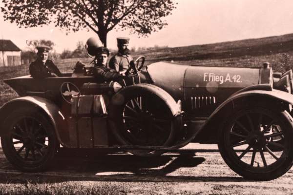Historisches Foto eines Militärfahrzeugs